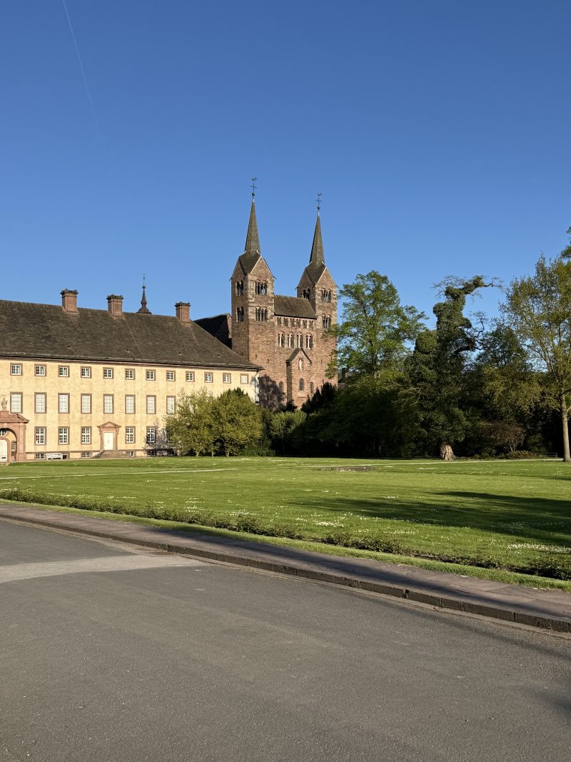 Corvey, ehemalige Abteikirche mit dem imposanten Westwerk aus dem 9. Jahrhundert