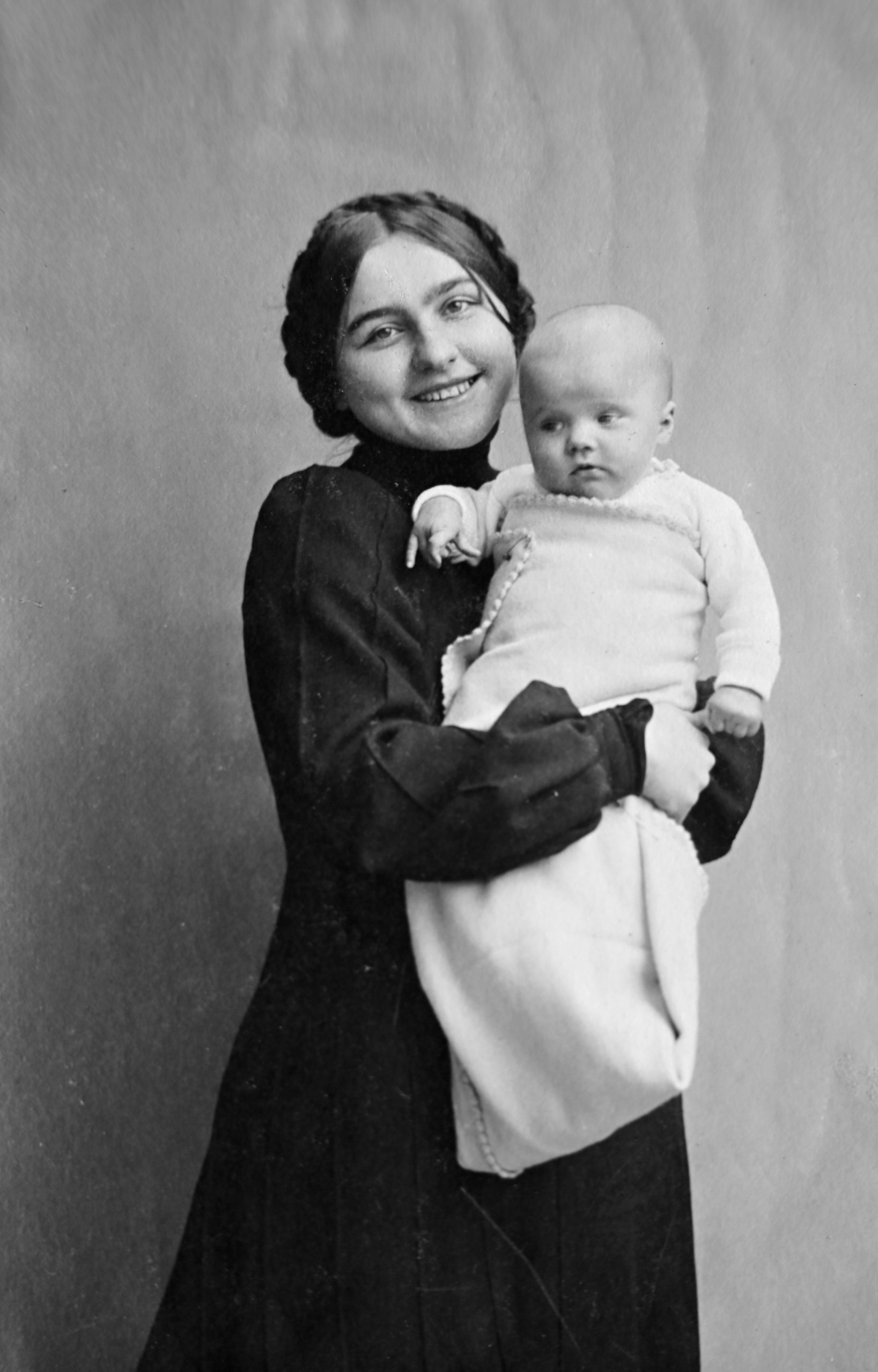 Käthe Kruse mit ihrer ersten Tochter Maria, 1903 Archiv Torsten Rehbinder