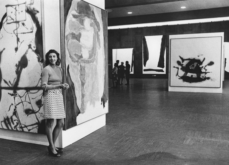 Helen Frankenthaler in hrer Ausstellung in der Kongresshalle Berlin, 1969. © Helen Frankenthaler Foundation