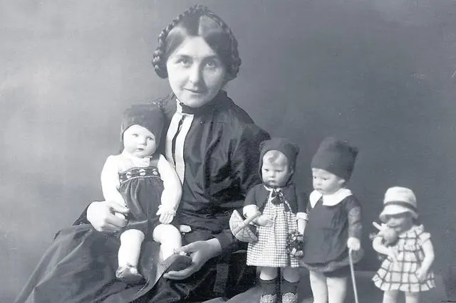 Käthe Kruse mit ihren Puppen, 1925